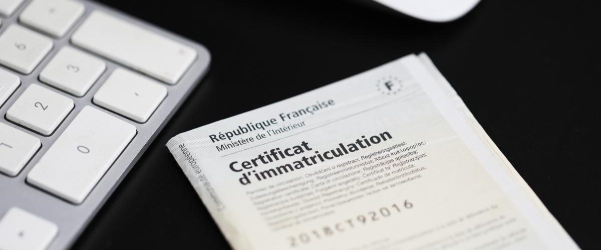 Qui doit garder la carte grise barrée ?