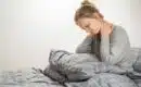 Comment dormir avec un torticolis ? 4 astuces douces et conseils literie