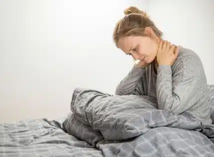 Comment dormir avec un torticolis ? 4 astuces douces et conseils literie