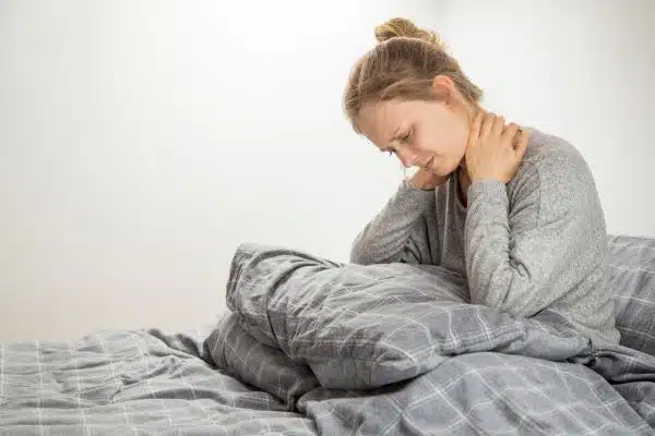 Comment dormir avec un torticolis ? 4 astuces douces et conseils literie