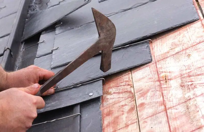 Quel est l’intérêt d’utiliser de l’ardoise pour réaliser les toits des maisons bretonnes ?