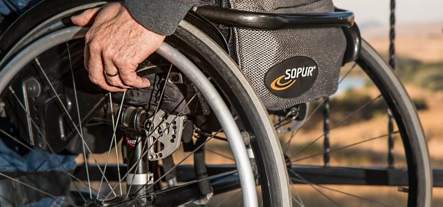 Comment aider les personnes handicapées ?