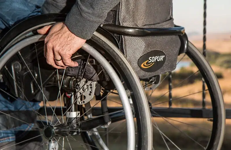 Comment aider les personnes handicapées ?