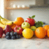 Assortiment de fruits Tshape colorés sur un plan de travail