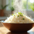 Bol de riz vapeur servi dans une friteuse moderne avec herbes