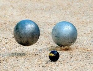 un carreau avec boules de pétanque