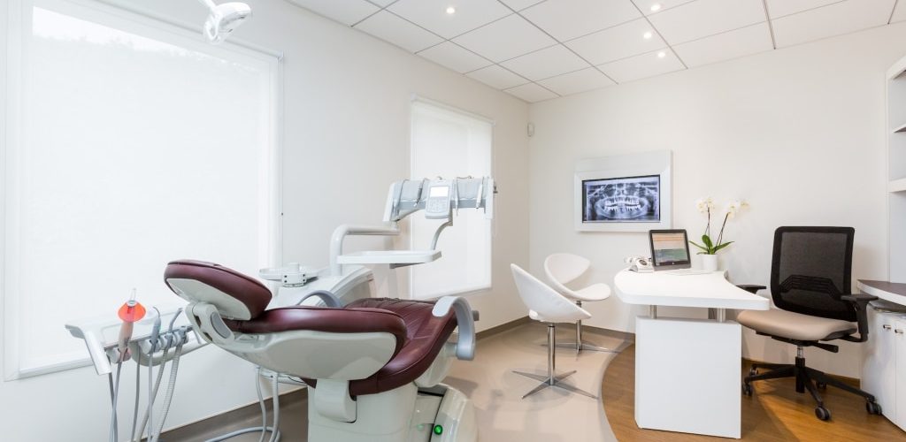 Remplacer une dent manquante à Aubagne