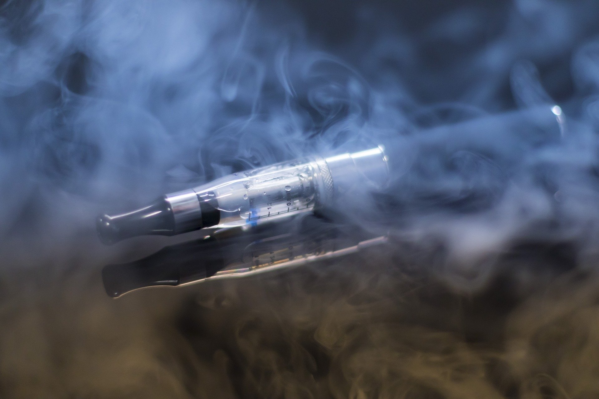 E-cigarette posée sur une table en bois clair