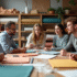 Groupe de designers textiles discutant autour d'une table