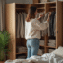 Femme élégante choisissant ses vêtements dans un vestiaire minimaliste