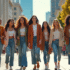 Groupe de femmes diverses marchant en ville avec style