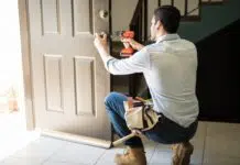 Comment poser un verrou sur une porte en PVC ?