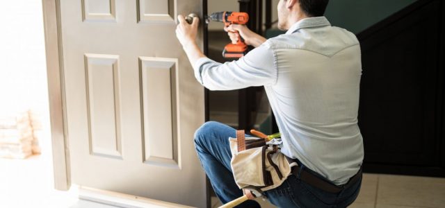 Comment poser un verrou sur une porte en PVC ?
