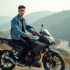 Jeune homme en denim sur moto 125cc en paysage