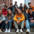 Groupe de jeunes adultes en streetwear dans la rue