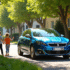 Peugeot 308 bleue en extérieur dans un quartier résidentiel