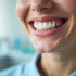 Personne souriante avec implant dentaire dans une clinique dentaire