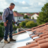 Technicien appliquant traitement étanche sur toit de maison